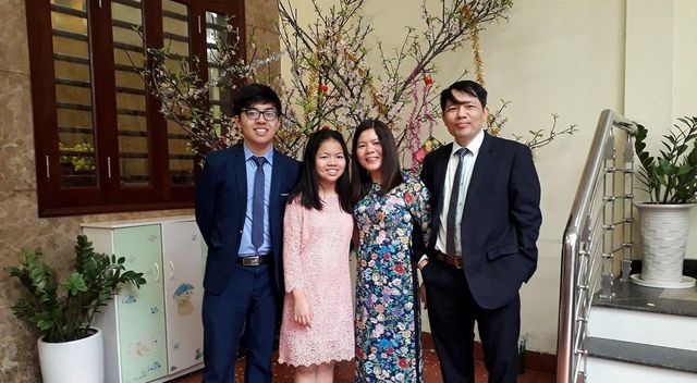 Le Manh Linh and his family